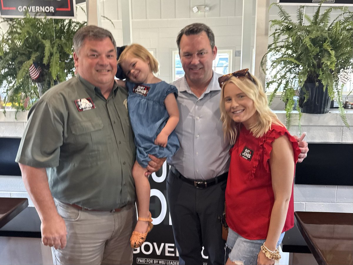 burtjonesforga's tweet photo. Had a great afternoon in Warner Robins. Thank you, Fincher's Barbecue, Dan and Jessica Perdue, Sen. Steven McNeel, Sheriff Matthew Moulton, Mayor Randall Walker and everyone who joined us! #gapol https://t.co/S7bJH1cZps