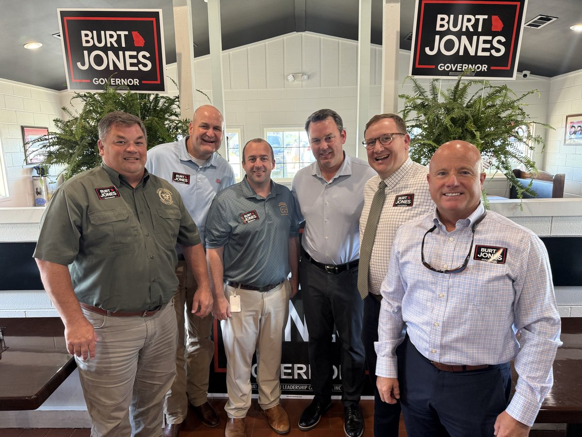burtjonesforga's tweet photo. Had a great afternoon in Warner Robins. Thank you, Fincher's Barbecue, Dan and Jessica Perdue, Sen. Steven McNeel, Sheriff Matthew Moulton, Mayor Randall Walker and everyone who joined us! #gapol https://t.co/S7bJH1cZps