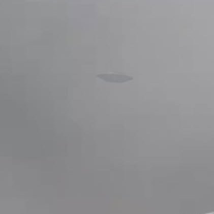 Ovniologia01's tweet photo. Um seguidor me enviou estas imagens, que, segundo ele, foram capturadas pela câmera de segurança de sua residência no dia 26/02/2026, em Brasília, Distrito Federal.

Pelos prints, vemos o que parece ser um clássico disco voador. https://t.co/bXxH33lZ97
