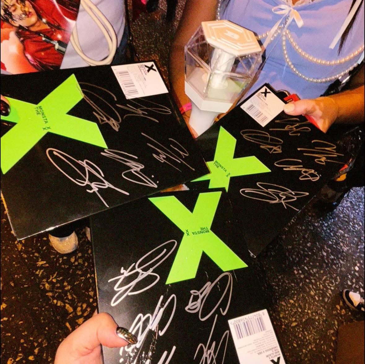 kyunsamor's tweet photo. como q ÁLBUM AUTOGRAFIADO????? https://t.co/l33vZiBqVG