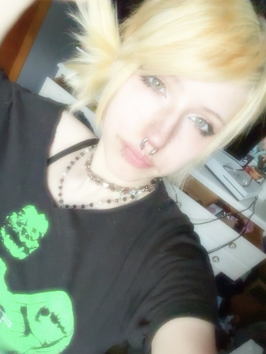 ang3lbreaking's tweet photo. mᥱ ᥲᥒd thιs fιᥣtᥱr ᥲgᥲιᥒst thᥱ worᥣd #egirl #piercings https://t.co/BjIG46eRH8