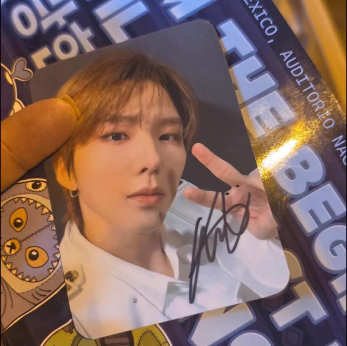kyunsamor's tweet photo. como q ÁLBUM AUTOGRAFIADO????? https://t.co/l33vZiBqVG