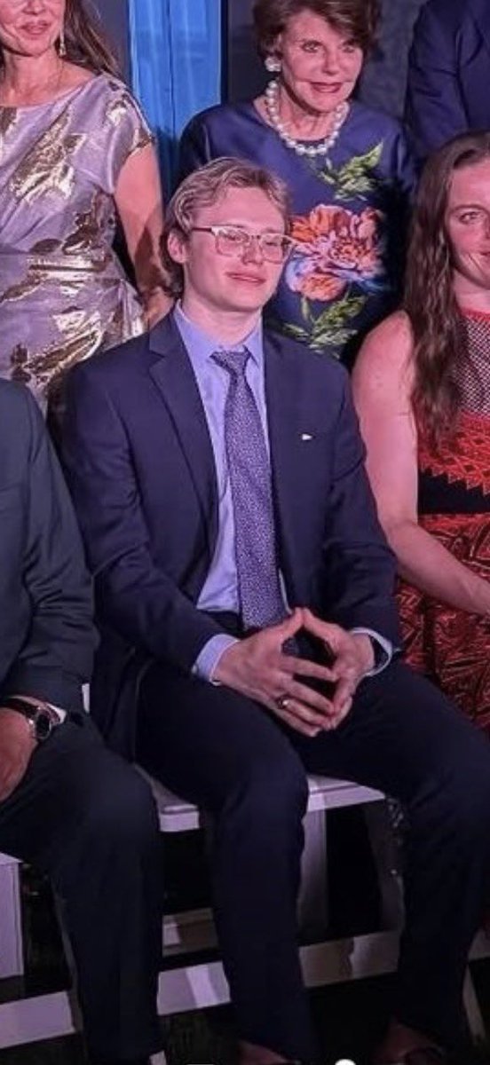EnshiKim13051's tweet photo. MR. SKORNIAKOV U HAVE NO BUSINESS TO LOOK THAT FINE AS HELL 🫠 https://t.co/DMnb6unmCE