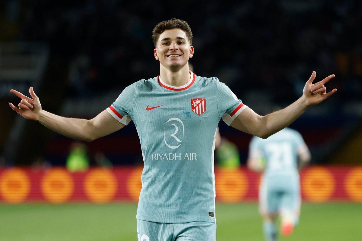 Juventus_PE's tweet photo. 🇦🇷🚨 𝙅𝙐𝙇𝙄𝘼𝙉 𝘼 𝙇𝘼 𝙅𝙐𝙑𝙀

la Juve y el Atletico de Madrid llegan a un acuerdo y el delantero argentino campeón del mundo, Julián Alvarez, será nuevo delantero del equipo bianconero de cara a la temporada 26/27. 🕷️

Llegará en calidad de SECUESTRADO.

Via: @Juventus_PE https://t.co/dokzRLKfZo