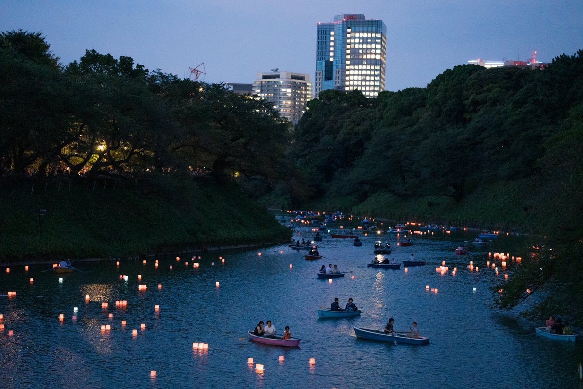 ChiyodaCityPR's tweet photo. 【皇居千鳥ヶ淵灯ろう流し2026開催決定！】 
例年多くの方にご来場いただいている「皇居千鳥ヶ淵灯ろう流し」を7/22.23の2日間開催します！

灯ろうの販売および船上灯ろうの抽選も開始しておりますので、ホームページをご確認ください！
https://t.co/4YG4iRaFR6 https://t.co/BOuN0salK1