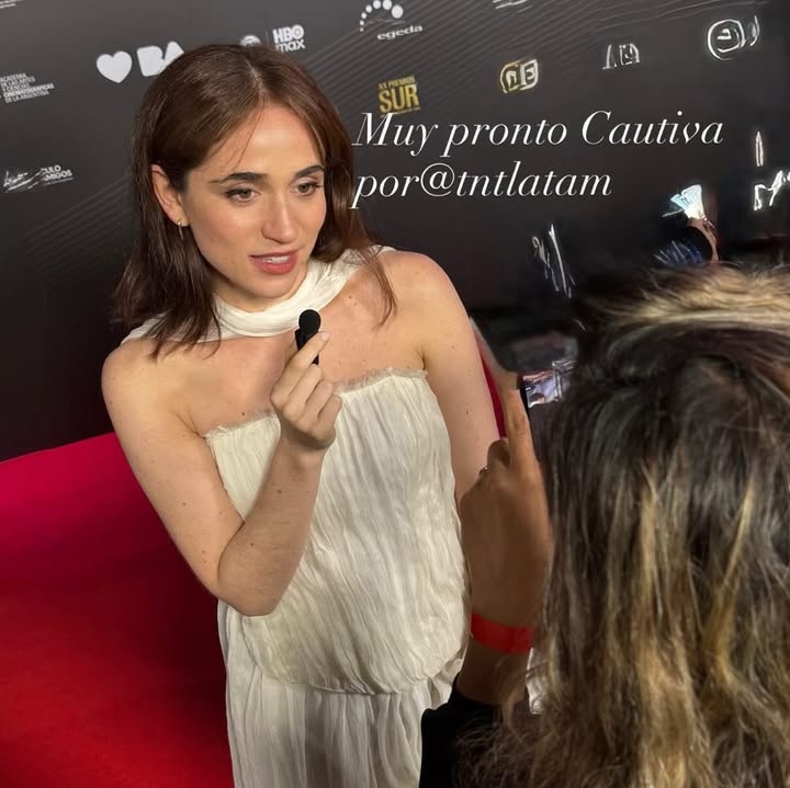 emailspoetic's tweet photo. solo puedo pensar en lo que van a servir en la premiere cualquiera cosa de ellos y explota todo https://t.co/beWBtp66Uc