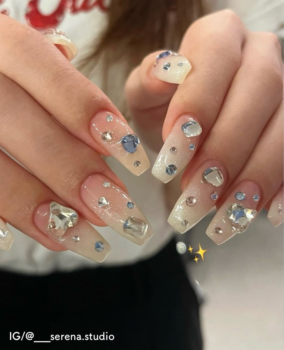 Nailiejp's tweet photo. 【保存必須！】夏前に大人気
カラフルジュエリーネイル✧︎*。🐋💎🫧 https://t.co/NOdPlug0HE