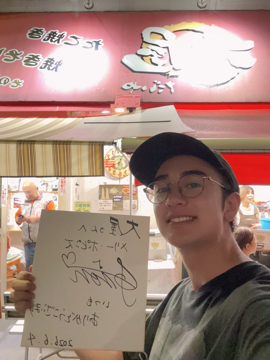 DION_0302's tweet photo. たこ焼き日記メリーポピンズ編

最後はいつもお世話になってる大屋さんに行ってきました！！
ここのたこ焼きは王道のたこ焼きって感じがしてとっても大好きです！🐙
味の種類もいっぱいあって今回は6種類くらい食べちゃいました笑

チャーリーとチョコレート工場で大阪に来てたチャニさんとサンディを連れて！！🍫

今回の大阪公演、たこ焼きいっぱい食べれて大満足でした！！

次回、たこ焼き日記新テニミュ編でお会いしましょう！🎾

#たこ焼き　#大屋　#たこ焼き日記