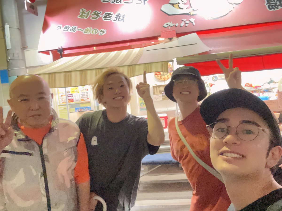 DION_0302's tweet photo. たこ焼き日記メリーポピンズ編

最後はいつもお世話になってる大屋さんに行ってきました！！
ここのたこ焼きは王道のたこ焼きって感じがしてとっても大好きです！🐙
味の種類もいっぱいあって今回は6種類くらい食べちゃいました笑

チャーリーとチョコレート工場で大阪に来てたチャニさんとサンディを連れて！！🍫

今回の大阪公演、たこ焼きいっぱい食べれて大満足でした！！

次回、たこ焼き日記新テニミュ編でお会いしましょう！🎾

#たこ焼き　#大屋　#たこ焼き日記
