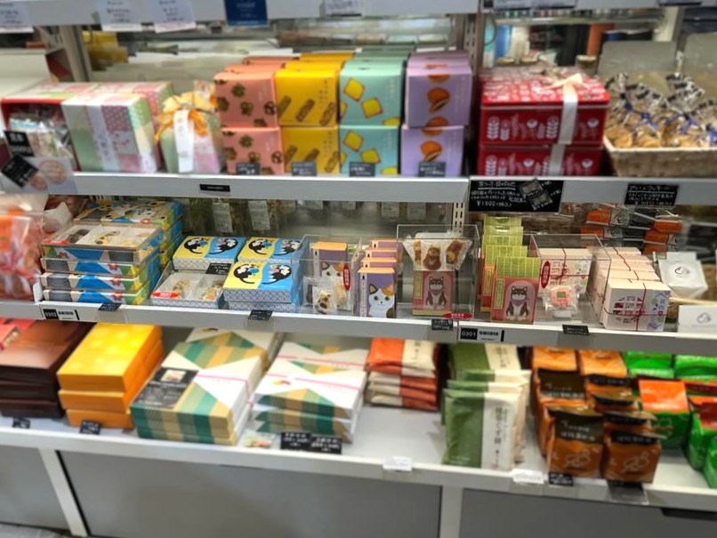 mai_co_to's tweet photo. 【販売店情報】
こちらは「大垣書店京都本店」さまです📖
様々な雑貨や食品も並ぶ、お洒落な書店様です。
四条烏丸の交差点すぐ、アクセスも良好なのでぜひお立ち寄りください！ https://t.co/IZnD9Yz1vM