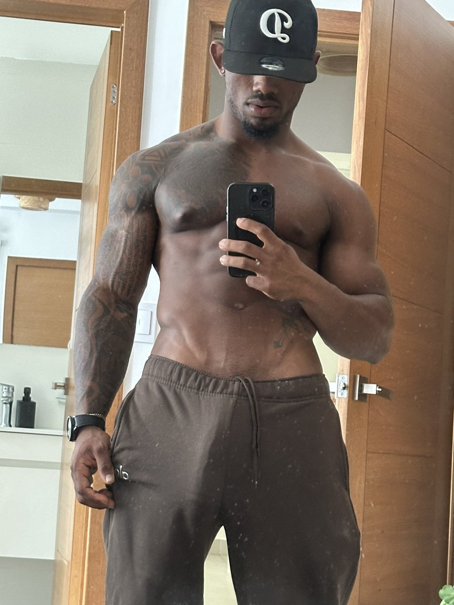 omo_ollanimi's tweet photo. Just finished a massive session and felt like tracking the progress, but honestly, who is actually ready to go grab some post-workout food right now?🌈🏳️‍🌈 https://t.co/4SAC0NL1bB