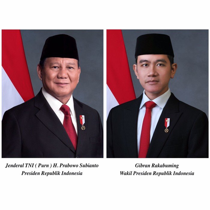 CiptaBuana_'s tweet photo. KITA BISA PENJARAI PRESIDEN & WAKIL PRESIDEN! (MANTAN ATAU AKTIF)

Cuma butuh kemauan HUKUM + POLITIK yang KUAT

Langkah pertamanya?
MANFAATKAN KEWENANGAN MPR! 

Dimulai dari sini:

PEMAKZULAN.

Langkah awal PEMAKZULAN:

1. Scr konstitusional, salah satu kewenangan MPR adalah MEMBERHENTIKAN PRESIDEN/WAKIL PRESIDEN (PASAL 3 UUD 1945)

2. PEMBERHENTIAN dilakukan dgn cara, DPR MENGUSULKAN kepada MPR bahwa ada "Dugaan" bahwa PRESIDEN/WAPRES melakukan pelanggaran hukum, salah duanya-> TINDAK PIDANA BERAT dan PERBUATAN TERCELA (Pasal 7 A UUD 1945)

3. Usulan DPR dapat dilakukan, BILA lebih dahulu mengajukan permintaan kepada Mahkamah Konstitusi (MK) untuk memeriksa, mengadili, dan memutus PENDAPAT (Dugaan) DPR dilakukan dengan dukungan sekurang-kurangnya 2/3 dari jumlah anggota DPR yang hadir dalam sidang paripurna yang dihadiri oleh sekurang-kurangnya 2/3 dari jumlah anggota (Pasal 7 B UUD 1945)

4. MK WAJIB untuk memeriksa DUGAAN DPR paling lama 90 hari (pasal 24C UUD 1945)

5. Jika MK memutuskan bahwa Presiden dan/atau Wakil Presiden terbukti melakukan pelanggaran hukum, maka DPR menyelenggarakan sidang paripurna untuk meneruskan usul pemberhentian kepada MPR

6. Keputusan MPR atas usul PEMBERHENTIAN hanya dapat diambil setelah Presiden dan/atau Wakil Presiden diberi kesempatan menyampaikan penjelasan dalam rapat paripurna (Pasal 7B ayat 6 UUD 1945)

7. Keputusan MPR dalam PEMBERHENTIAN wajib diambil dalam rapat paripurna yang dihadiri sekurang-kurangnya 3/4 dari jumlah anggota MPR dan disetujui sekurang-kurangnya 2/3 dari jumlah anggota yang hadir

8. Jika MPR memutuskan memberhentikan Presiden dan/atau Wakil Presiden atas usul DPR, maka Presiden dan/atau Wakil Presiden berhenti dari jabatannya

9. Setelah berhenti dari jabatannya, baru APH kita melalui KEJAKSAAN/KEPOLISAN bisa melakukan PENYIDIKAN atas dugaan TINDAK PIDANA dilakukan oleh MANTAN PRESIDEN/WAPRES atas dasar 2 alat bukti yang sah, dan mulai proses Due process of law.

RIBET? Emang. Karena sistem hukum kita adalah PRESIDENSIAL. Kalau GAK mau RIBET. Berlakukan kembali saja UUD yang LAMA. MPR punya kewenangan yang  KUAT secara POLITIK buat MENCOPOT PRESIDEN/WAPRES.

Karena pemakzulan di UUD 1945 Pasca Amandemen terakhir, mengkombinasikan antara HUKUM dan POLITIK.

#prabowo #jokowi #gibran #indonesia | @txtdrimedia