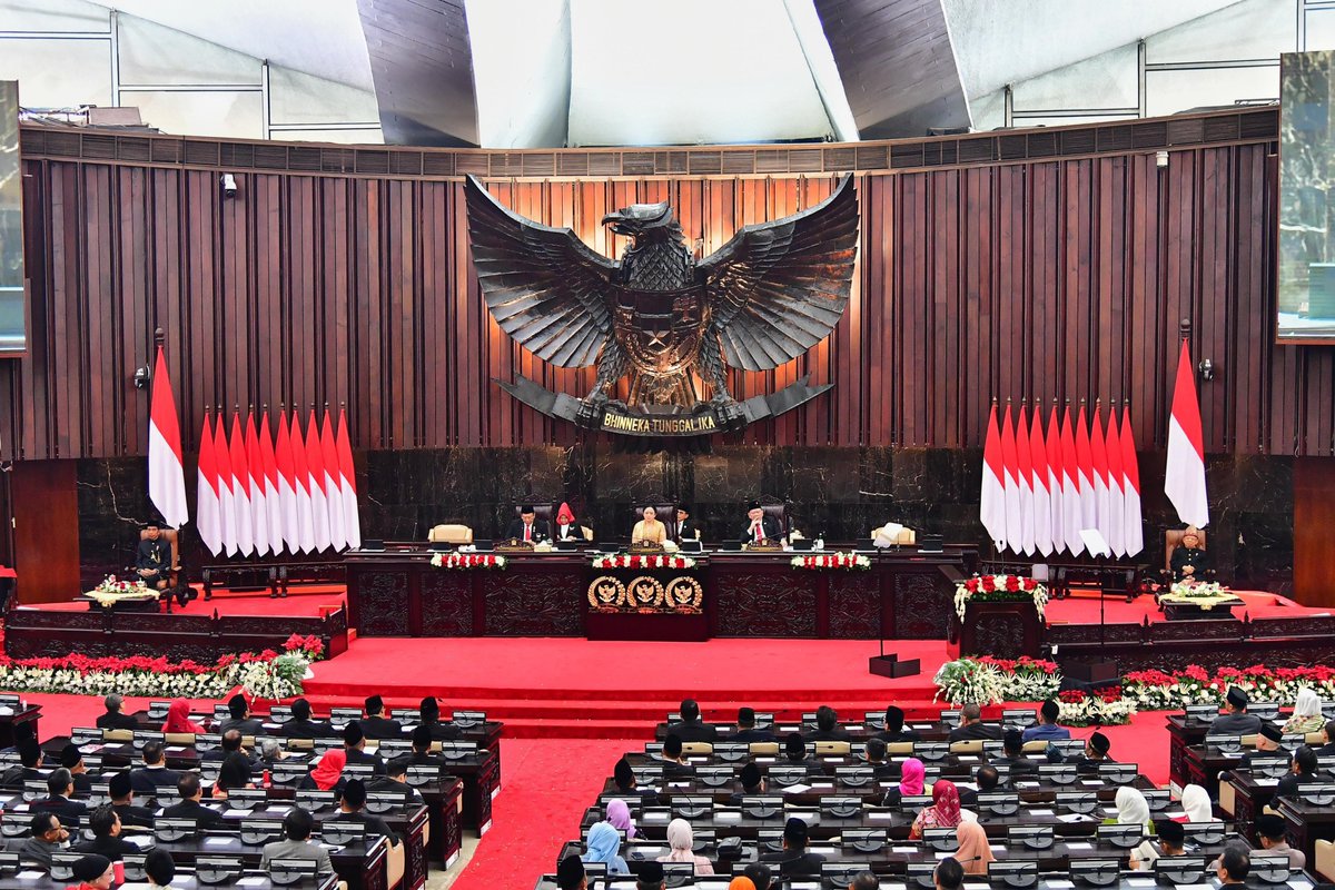 CiptaBuana_'s tweet photo. KITA BISA PENJARAI PRESIDEN & WAKIL PRESIDEN! (MANTAN ATAU AKTIF)

Cuma butuh kemauan HUKUM + POLITIK yang KUAT

Langkah pertamanya?
MANFAATKAN KEWENANGAN MPR! 

Dimulai dari sini:

PEMAKZULAN.

Langkah awal PEMAKZULAN:

1. Scr konstitusional, salah satu kewenangan MPR adalah MEMBERHENTIKAN PRESIDEN/WAKIL PRESIDEN (PASAL 3 UUD 1945)

2. PEMBERHENTIAN dilakukan dgn cara, DPR MENGUSULKAN kepada MPR bahwa ada "Dugaan" bahwa PRESIDEN/WAPRES melakukan pelanggaran hukum, salah duanya-> TINDAK PIDANA BERAT dan PERBUATAN TERCELA (Pasal 7 A UUD 1945)

3. Usulan DPR dapat dilakukan, BILA lebih dahulu mengajukan permintaan kepada Mahkamah Konstitusi (MK) untuk memeriksa, mengadili, dan memutus PENDAPAT (Dugaan) DPR dilakukan dengan dukungan sekurang-kurangnya 2/3 dari jumlah anggota DPR yang hadir dalam sidang paripurna yang dihadiri oleh sekurang-kurangnya 2/3 dari jumlah anggota (Pasal 7 B UUD 1945)

4. MK WAJIB untuk memeriksa DUGAAN DPR paling lama 90 hari (pasal 24C UUD 1945)

5. Jika MK memutuskan bahwa Presiden dan/atau Wakil Presiden terbukti melakukan pelanggaran hukum, maka DPR menyelenggarakan sidang paripurna untuk meneruskan usul pemberhentian kepada MPR

6. Keputusan MPR atas usul PEMBERHENTIAN hanya dapat diambil setelah Presiden dan/atau Wakil Presiden diberi kesempatan menyampaikan penjelasan dalam rapat paripurna (Pasal 7B ayat 6 UUD 1945)

7. Keputusan MPR dalam PEMBERHENTIAN wajib diambil dalam rapat paripurna yang dihadiri sekurang-kurangnya 3/4 dari jumlah anggota MPR dan disetujui sekurang-kurangnya 2/3 dari jumlah anggota yang hadir

8. Jika MPR memutuskan memberhentikan Presiden dan/atau Wakil Presiden atas usul DPR, maka Presiden dan/atau Wakil Presiden berhenti dari jabatannya

9. Setelah berhenti dari jabatannya, baru APH kita melalui KEJAKSAAN/KEPOLISAN bisa melakukan PENYIDIKAN atas dugaan TINDAK PIDANA dilakukan oleh MANTAN PRESIDEN/WAPRES atas dasar 2 alat bukti yang sah, dan mulai proses Due process of law.

RIBET? Emang. Karena sistem hukum kita adalah PRESIDENSIAL. Kalau GAK mau RIBET. Berlakukan kembali saja UUD yang LAMA. MPR punya kewenangan yang  KUAT secara POLITIK buat MENCOPOT PRESIDEN/WAPRES.

Karena pemakzulan di UUD 1945 Pasca Amandemen terakhir, mengkombinasikan antara HUKUM dan POLITIK.

#prabowo #jokowi #gibran #indonesia | @txtdrimedia