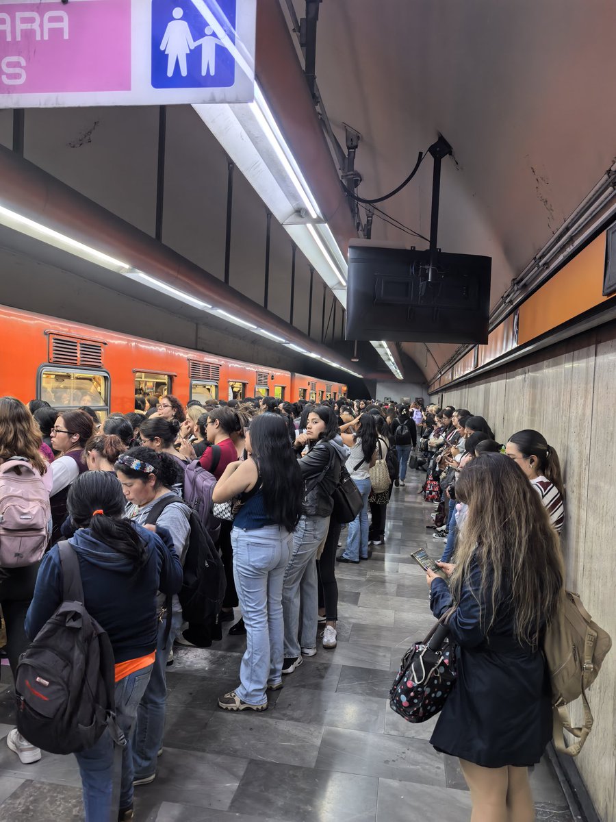 matryoshkanna's tweet photo. Colapso de la línea 7 @MetroCDMX #LineaNaranja #linea7 https://t.co/x7iGB54AFc