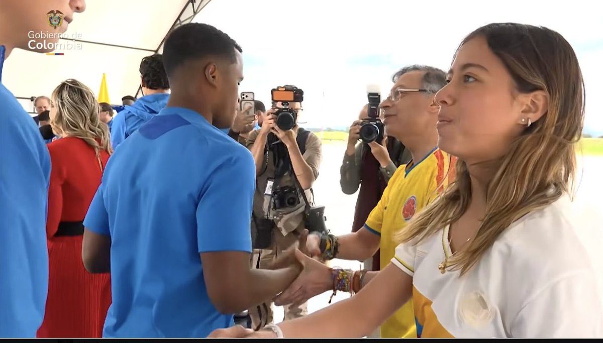 willz1027's tweet photo. @realityscol Ignorarla ? Le da la mano, dejen de hablar mierda, no podes romper un protocolo para tomarte 70 fotos, anda mira si la pelada no se tomó la foto https://t.co/3xkPI7fJj1