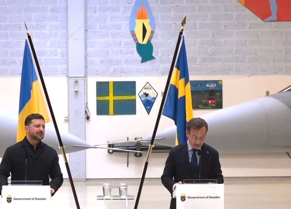 mlindhe's tweet photo. Det hade tydligen varit snabba ryck på F16 när Zelenskyj kom dit för att få och köpa JAS nyligen. MUCK strax innan kanske? Den som ritat "flaggan" på väggen i hangaren får skämmas.
Bättre förberedelser inför Flygvapnets eget firande av Tp106-mottagningen nu i dagarna... https://t.co/tfmt4yBFTO