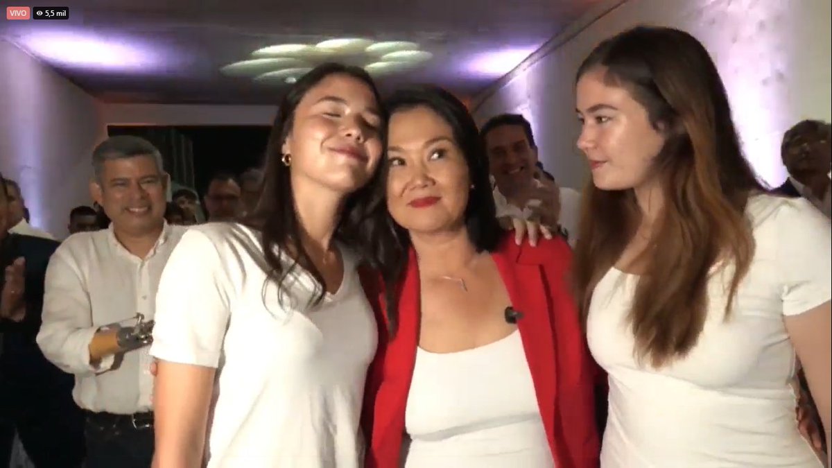 SofiaLopezLl's tweet photo. En el cierre de campaña de Fuerza Popular, Keiko Fujimori está acompañada de sus hijas, su hermana Sachi Fujimori, su plancha presidencial y los integrantes de su equipo técnico. https://t.co/W4UUyYPC2a