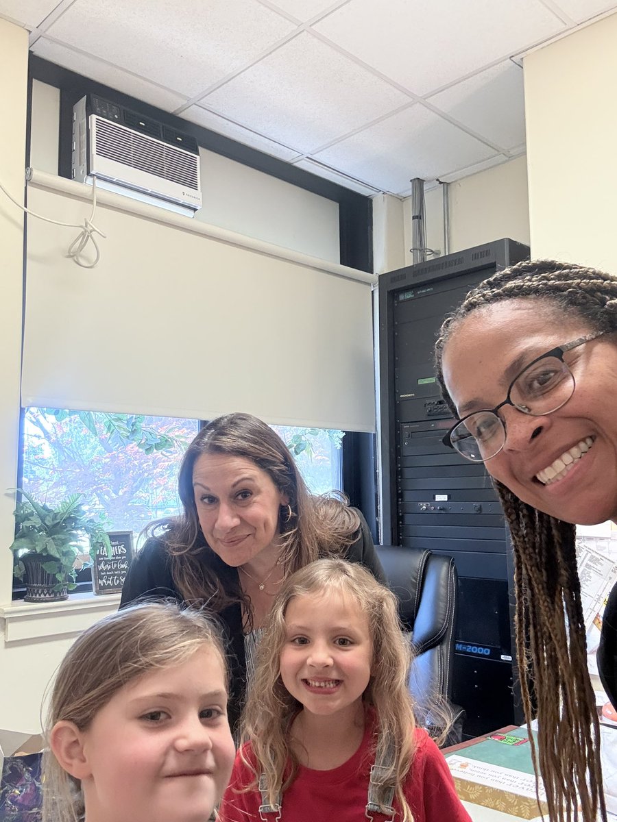 5thAveSchool's tweet photo. 🍎✨ Lunch with the Principals! ✨🍎
What a special day at Fifth Avenue School! One of our amazing kindergarten students was the lucky winner of Lunch with the Principals, and we had such a wonderful time together.
@BayShoreSchools https://t.co/n1bVpsH38c