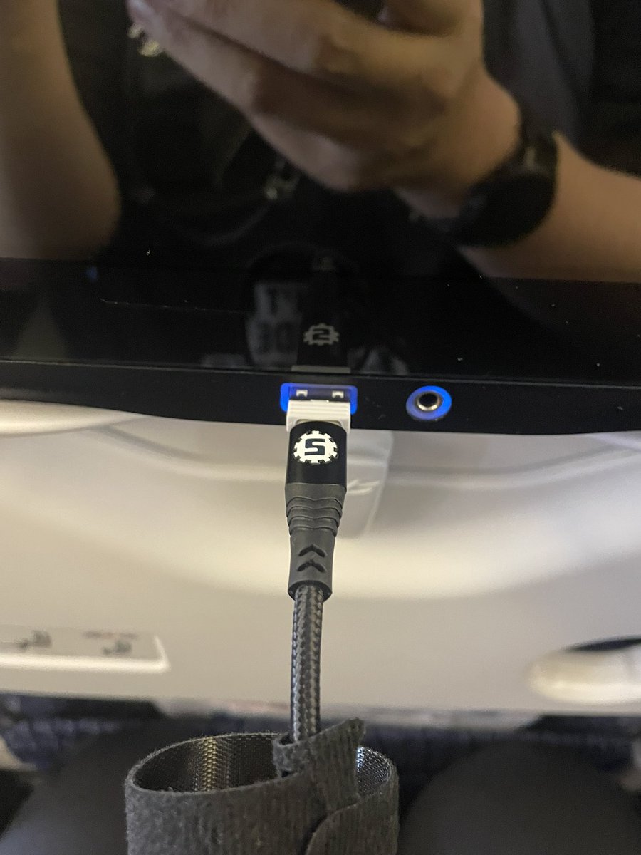 _ko2ka_'s tweet photo. 飛行機での充電はサムライズさんからもらったケーブと変換が活躍してる、Lightningの変換も使ってるw https://t.co/TX12wDvmr4