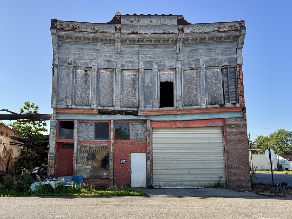 ChickenJoeSTL's tweet photo. Ladonnia, Missouri 
Population 502 https://t.co/nKgL3EmXUU
