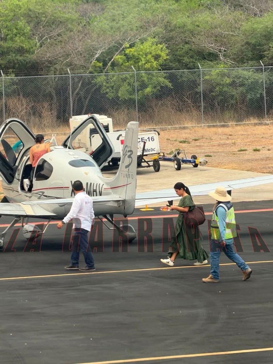 leyvaguilar's tweet photo. Ya salió el peine. El avión CIRRUS SR22 con matrícula XB-MHV es propiedad de #GUGAR ¿a cambio de qué favores o contratos, los #GuzmánGardeazábal le prestan su avión privado al #Nibelungo @jesusromerooax para su divertimento? @LagarrapataS22 @Gelosnivon @rojasayuzo @APO_Oaxaca https://t.co/LJKJF0tkCB