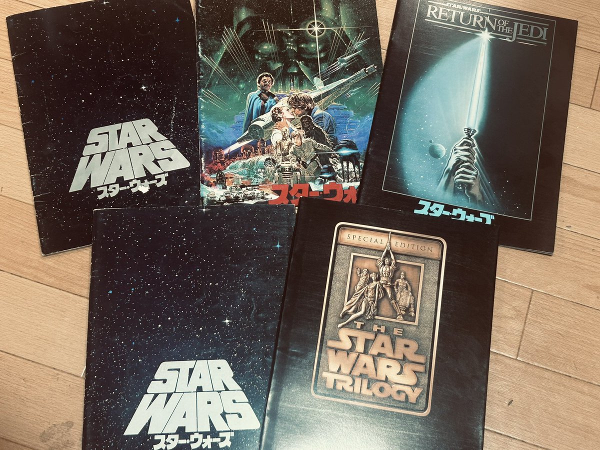 megaforce_man's tweet photo. ・新たなる希望
・帝国の逆襲
・ジェダイの復讐
・新たなる希望（日本語版）
・特別編（三作共通）

50代でSW好きを公言する人の本棚には必ずあると思われるパンフレット5冊。因みに日本語版は一作目の復刻で、ルーカスのメッセージが入ってた。
#スターウォーズ https://t.co/M8leTdvQDy