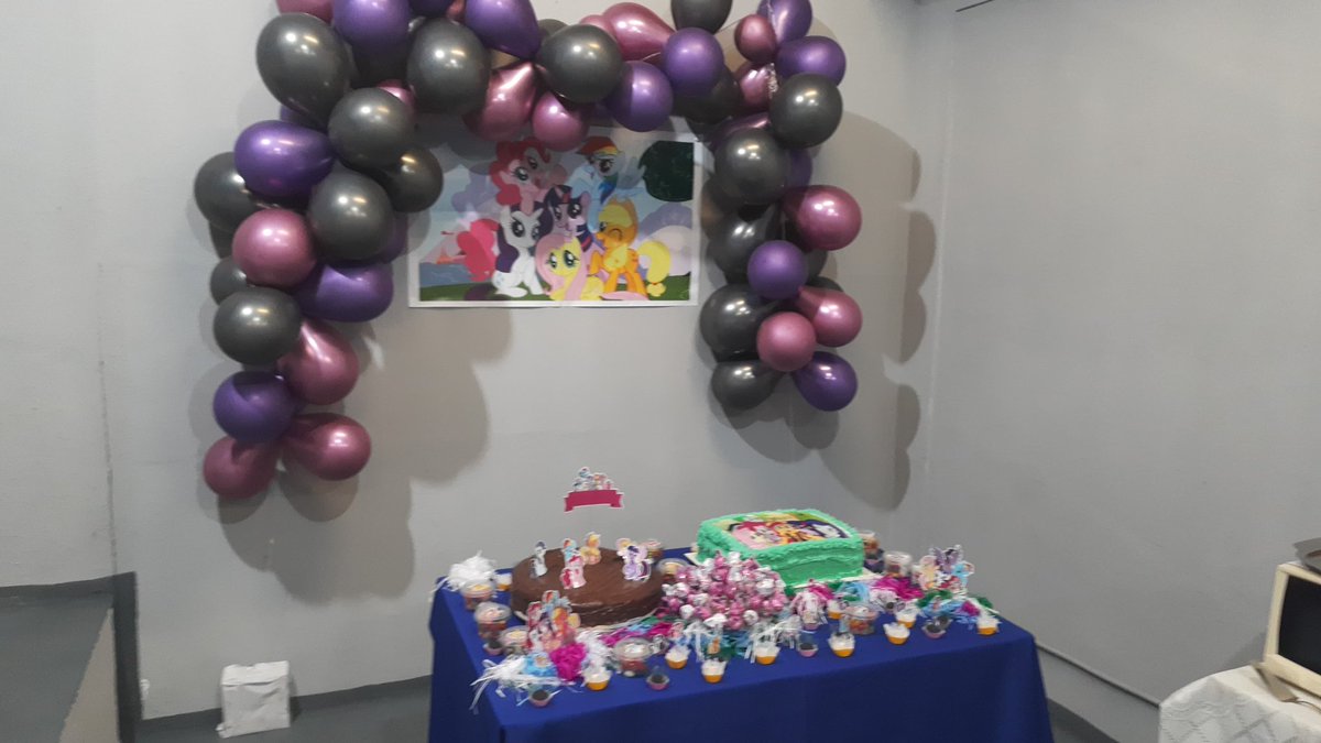 ziggyrim's tweet photo. Essa foi a primeira festa de aniversário da minha vida

18 anos, foi dezembro de 2025 (ano passado)

Nunca tinha tido uma festa, meus pais são testemunhas de Jeová 

(não tenho foto da mesa de frente sem gente) https://t.co/C69DLUg3wt