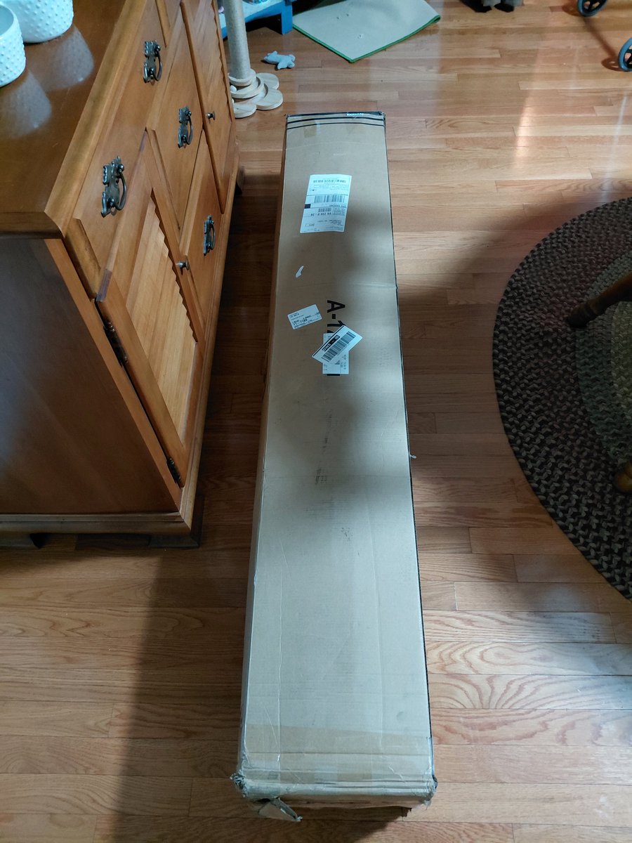 30_silvertree's tweet photo. my new mattress came today 🤘
can't believe there is a queen size mattress in that box 🛏 https://t.co/mjVkEhC7xR