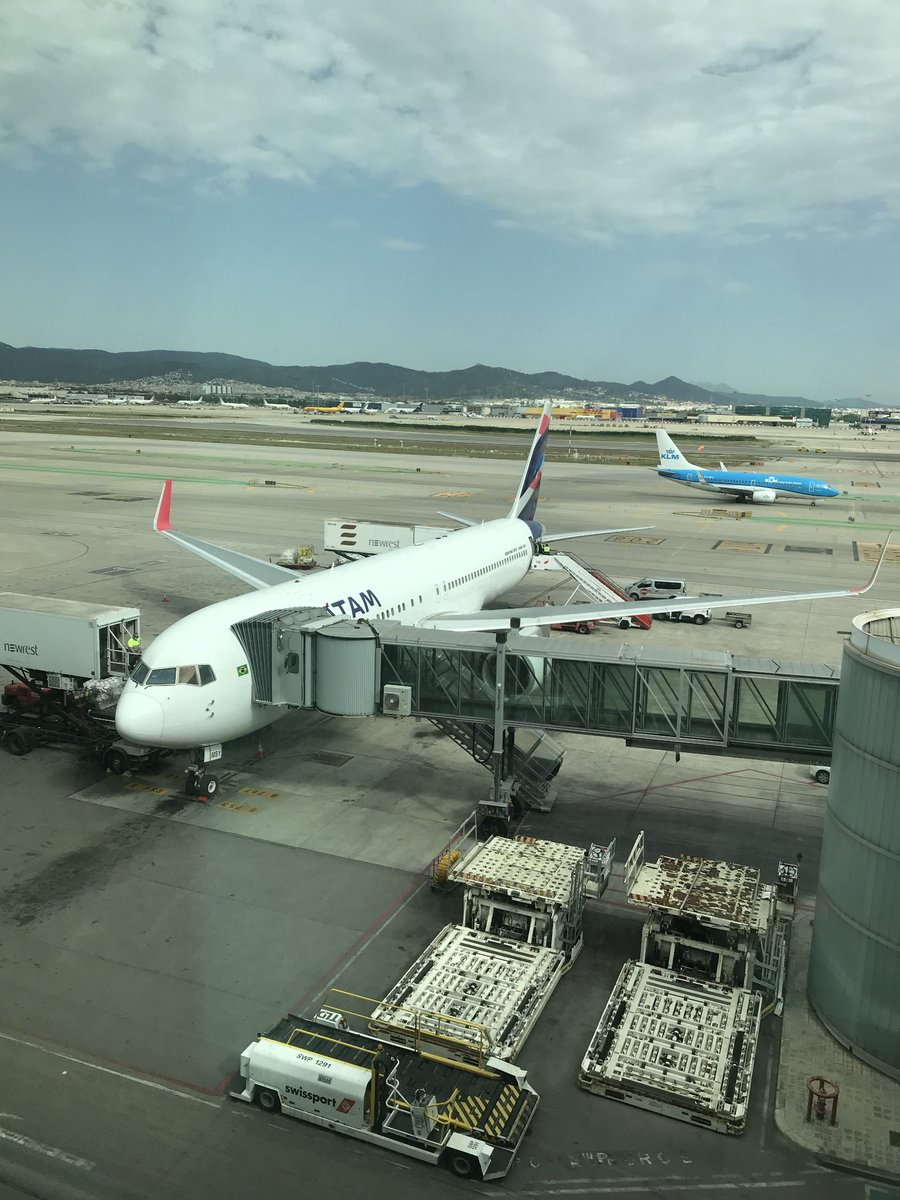 foikhe's tweet photo. @Brazil_Airways nem sabia que a LATAM ainda tinha 767 na frota.
tive oportunidade de voar no finado MSY que agora é cargueiro, bom demais. https://t.co/AW0Z1qJaTn