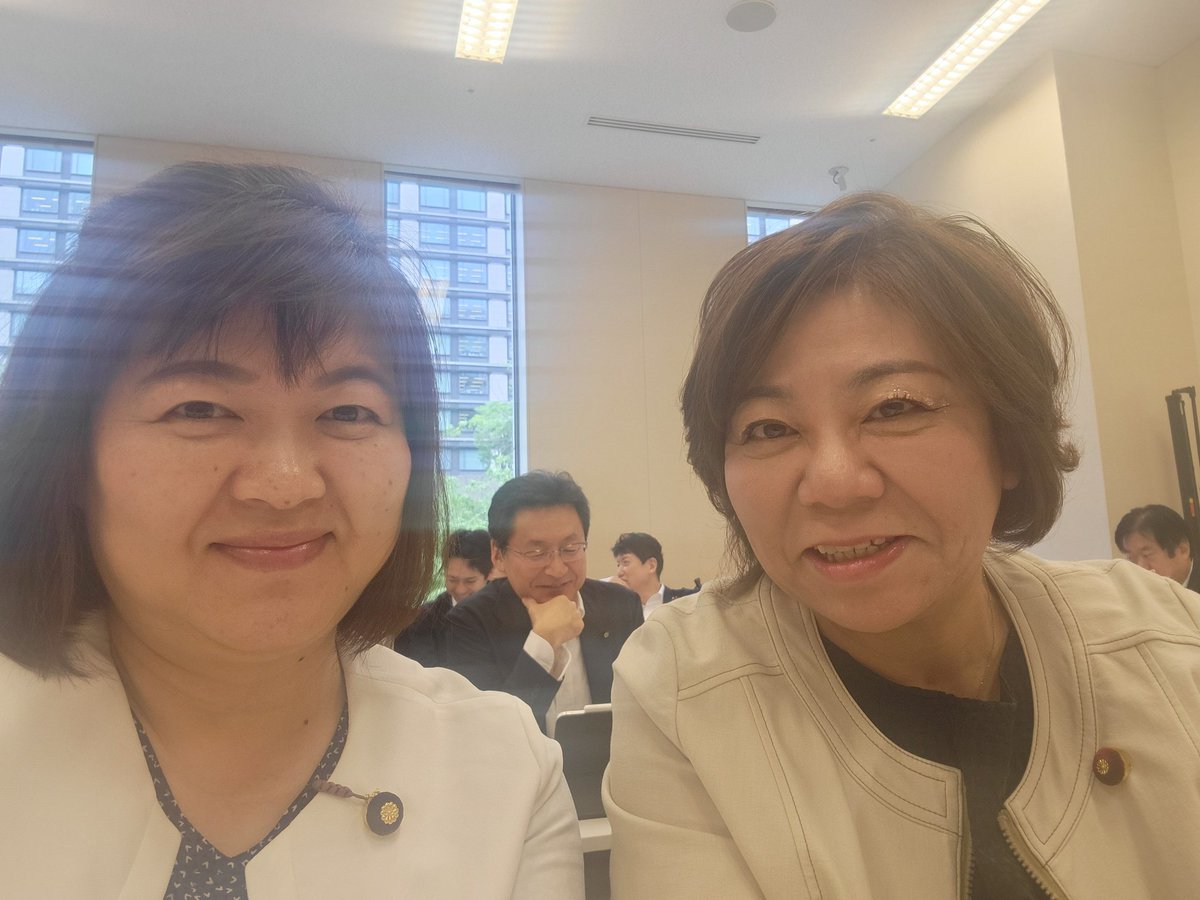 ekumikoyo's tweet photo. 今日の政治改革行政改革推進本部・選挙制度調査会・憲法調査会は熱かった。そして、もやのかかった私たちの写真w→調査会解散後、国勢調査のタイムリー感ゼロと精度&amp;制度の疑問、人口動態調査、住民基本台帳とマイナンバーの疑問等々、井戸さんに電話で色々ご教示&amp;情報共有を🫶有り難うございました😊 https://t.co/VTh546R4QV