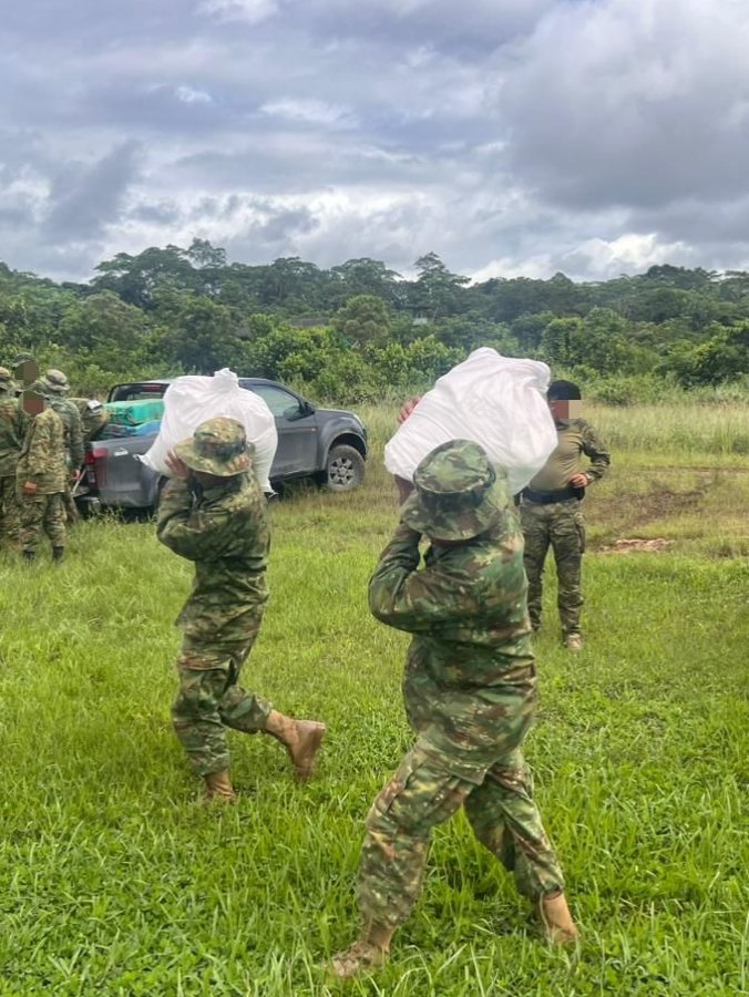 DefensaEc's tweet photo. 🚨#URGENTE 

¡MÁS DE 1,5 TONELADAS DE DROGA FUERON DECOMISADAS EN OPERACIÓN MILITAR DE ALTO RIESGO EN LA FRONTERA NORTE!💪 

💵 Las @FFAAECUADOR ejecutaron una operación de infiltración terrestre y fluvial que permitió afectar en más de USD 4 millones a las estructuras del narcotráfico. 

➡️ El decomiso evitó que aproximadamente 1,4 millones de dosis de droga llegaran a las calles y a los hogares ecuatorianos, la operación fue ejecutada en el sector Tierras Orientales Centro Unión Río Aguarico, cantón Putumayo, provincia #Sucumbíos. 

📌 Las organizaciones criminales que operan en la frontera norte recibieron un duro golpe tras una operación militar de alto riesgo ejecutada por las Fuerzas Armadas del Ecuador, que permitió decomisar más de 1,5 toneladas de sustancias catalogadas sujetas a fiscalización. 

📍 Durante la operación fue aprehendido un ciudadano identificado como Franco C. que estaría vinculado a la logística del traslado del cargamento. 

Seguiremos ejecutando operaciones militares en tierra, mar y aire para combatir a las mafias del narcotráfico y afectar sus fuentes de financiamiento. 👊 

🔗 Más información aquí: https://t.co/DqvDIkj5wL