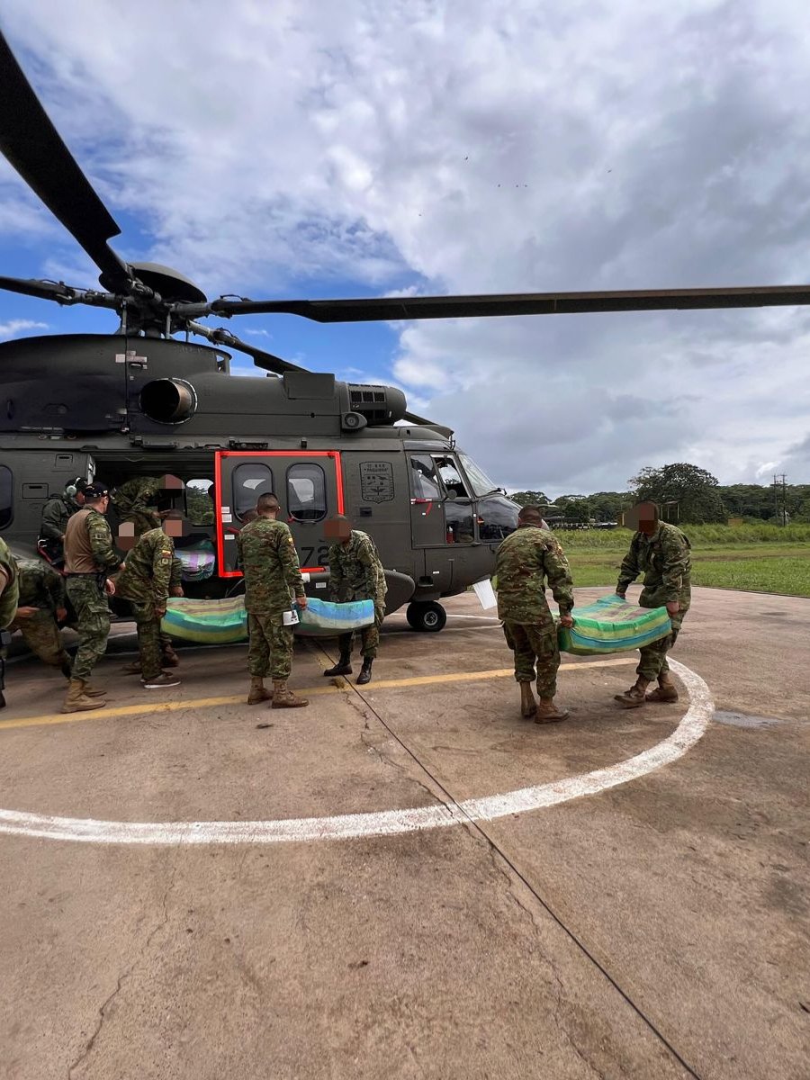DefensaEc's tweet photo. 🚨#URGENTE 

¡MÁS DE 1,5 TONELADAS DE DROGA FUERON DECOMISADAS EN OPERACIÓN MILITAR DE ALTO RIESGO EN LA FRONTERA NORTE!💪 

💵 Las @FFAAECUADOR ejecutaron una operación de infiltración terrestre y fluvial que permitió afectar en más de USD 4 millones a las estructuras del narcotráfico. 

➡️ El decomiso evitó que aproximadamente 1,4 millones de dosis de droga llegaran a las calles y a los hogares ecuatorianos, la operación fue ejecutada en el sector Tierras Orientales Centro Unión Río Aguarico, cantón Putumayo, provincia #Sucumbíos. 

📌 Las organizaciones criminales que operan en la frontera norte recibieron un duro golpe tras una operación militar de alto riesgo ejecutada por las Fuerzas Armadas del Ecuador, que permitió decomisar más de 1,5 toneladas de sustancias catalogadas sujetas a fiscalización. 

📍 Durante la operación fue aprehendido un ciudadano identificado como Franco C. que estaría vinculado a la logística del traslado del cargamento. 

Seguiremos ejecutando operaciones militares en tierra, mar y aire para combatir a las mafias del narcotráfico y afectar sus fuentes de financiamiento. 👊 

🔗 Más información aquí: https://t.co/DqvDIkj5wL