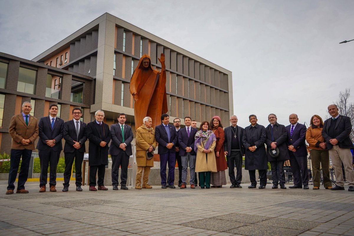 ucatolicamaule's tweet photo. 🙏✨ Con una emotiva ceremonia se llevó a cabo la inauguración y bendición de la nueva escultura “Cristo Salvador”, presidida por el Nuncio Apostólico en Chile, Su Excelencia Monseñor Kurian Mathew Vayalunkal.

La actividad contó con la presencia del Obispo de Talca y Gran Canciller, Mons. Galo Fernández Villaseca; el Rector UCM, Dr. Claudio Rojas Miño; el delegado presidencial provincial, Juan Eduardo Prieto; y la artista responsable de la obra, la destacada escultora Graciela Albridi.

La nueva escultura de “Cristo Salvador”, busca convertirse en un lugar de recogimiento espiritual y un punto de referencia para quienes visitan el campus San Miguel de Talca y su entorno.

Somos #tuuniversidad