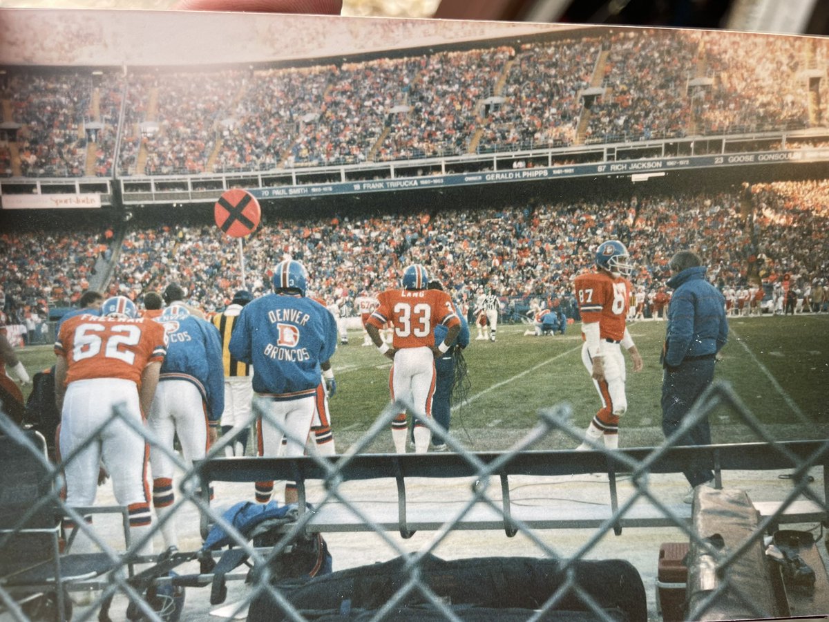 oohDB4lalaL's tweet photo. literal thunder when the entire crowd would stomp.  💙🧡 https://t.co/dzCNyW8KmS