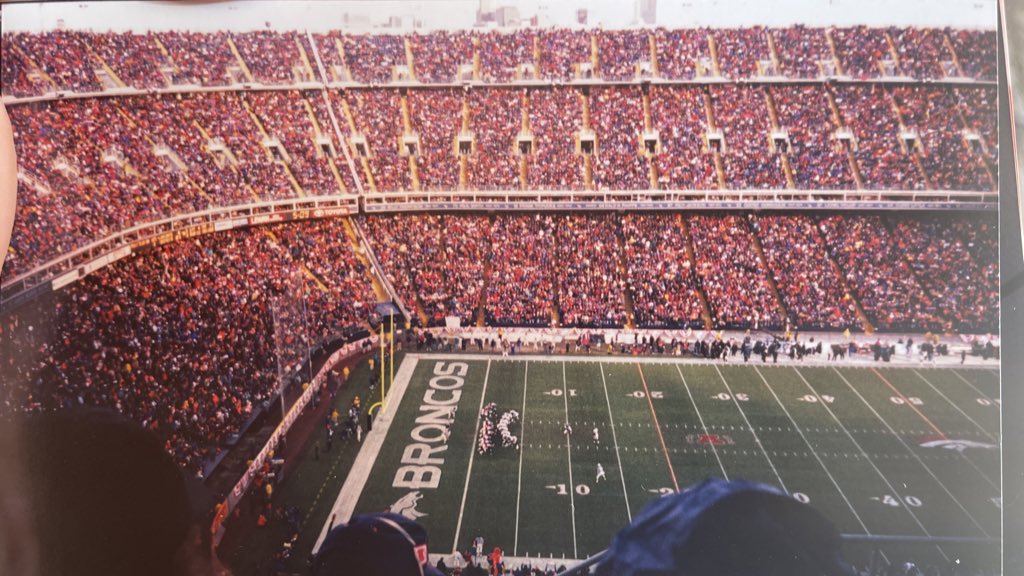 oohDB4lalaL's tweet photo. literal thunder when the entire crowd would stomp.  💙🧡 https://t.co/dzCNyW8KmS