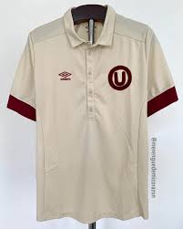 FutbolPeruDoc's tweet photo. El año 2013 fue el año del centenario del máximo ídolo crema: Teodoro "Lolo" Fernández y tanto el club como hinchada harían homenaje con camiseta y banderola gigante.

Cinco años antes, en el 2008, fue el centenario del máximo ídolo grone: Alejandro Villanueva. No existe registro de homenaje alguno.