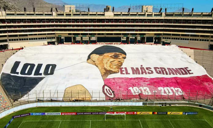 FutbolPeruDoc's tweet photo. El año 2013 fue el año del centenario del máximo ídolo crema: Teodoro "Lolo" Fernández y tanto el club como hinchada harían homenaje con camiseta y banderola gigante.

Cinco años antes, en el 2008, fue el centenario del máximo ídolo grone: Alejandro Villanueva. No existe registro de homenaje alguno.