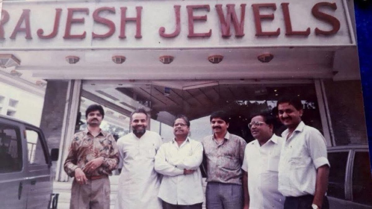 KirtiAzaad's tweet photo. Rajesh Mehta of Rajesh exports the scamster who defrauded India by 15 lakh crores is standing next to our own Maha Manav Prime Minister, Mr. @narendramodi 

From Asaram Bapu to rajesh Mehta Namo has “Bahut Purana Naata hai”
#Sebi #LIC https://t.co/k07QFk59Ge