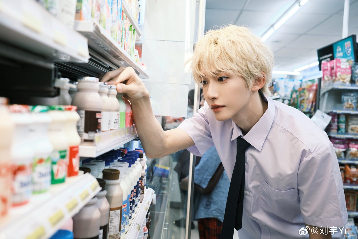 theDecadenzza's tweet photo. Day 1 magang di k̶o̶p̶e̶r̶a̶s̶i̶ ̶m̶e̶r̶a̶h̶ ̶p̶u̶t̶i̶h̶ convenience store https://t.co/2cAMOXhbBf