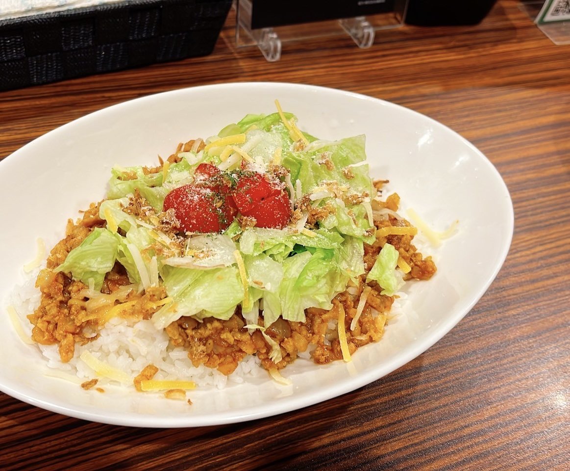 dicekitchen's tweet photo. 🎲6.5（金）ダイスキッチン🎲
昼の部12〜15時⏰
ランチはタコライス！
鶏ハラミと大葉の梅カレー🍛

夜の部はこちら💁‍♂️
「北長狭のうた vol.228」

出演
��（クロニックブルー）
高岳銘
なっちゃん
いとうせんせい（ハツヤマスポーツ）

OPEN19：00/START19：30
ADV2500円/DOOR3000円（共に+１Dr） https://t.co/uoEBDXTVJR