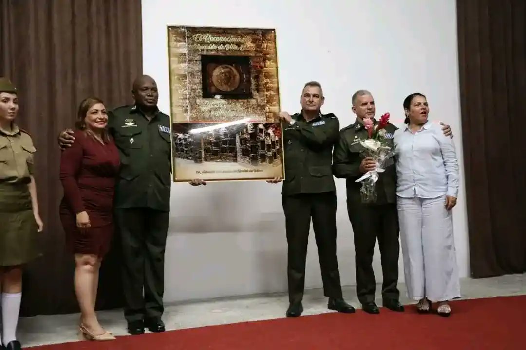 MilaxyA's tweet photo. 🇨🇺 | 65 años celebra el Ministerio del Interior este 6 de junio. En #VillaClaraConTodos, el homenaje de este jueves, estuvo marcado por el respeto y la admiración a estos valerosos hombres y mujeres de la Patria.
#LaPatriaSeDefiende https://t.co/5LuiR8DYhv