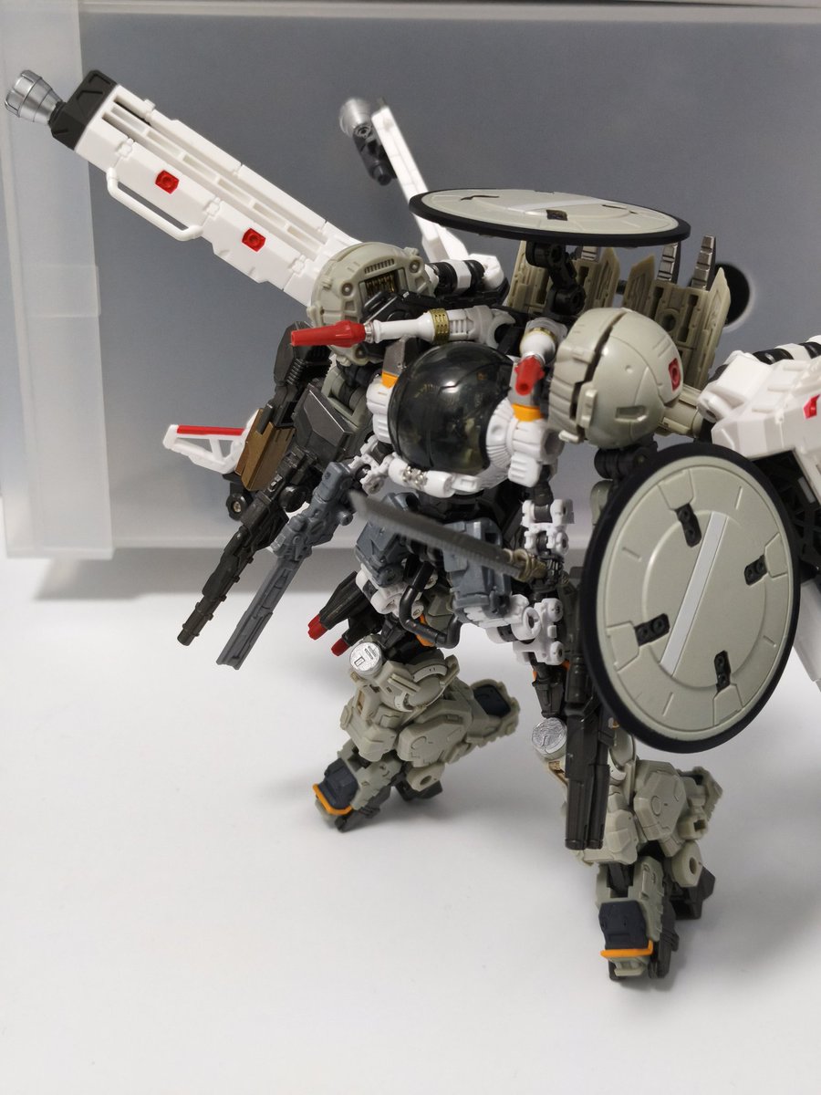 DavidNg1268942's tweet photo. #ダイアクロンコンペX
#カスタム部門
Dia-Arms 4-hands, 
Dia-兵器 ダイアームズ 4ハンド
バッファローヘッドとタクティカルムーバーの合体によって形成された形態。それぞれ異なる武器を構えた、4本腕のアサルトモードを特徴としています。基本カラーは白とグレーの組み合わせに設定されています。 https://t.co/0WfxWTeeVr