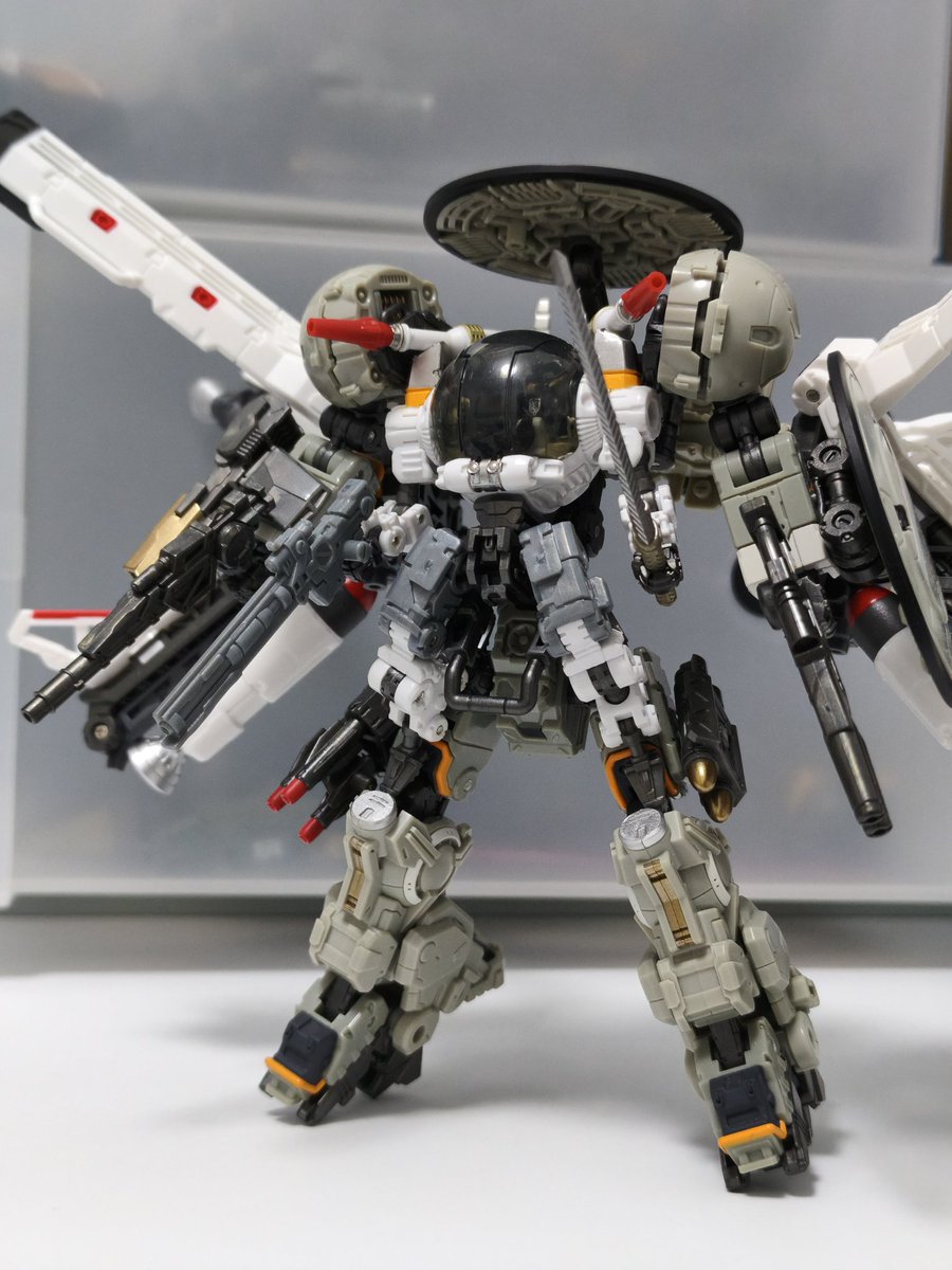 DavidNg1268942's tweet photo. #ダイアクロンコンペX
#カスタム部門
Dia-Arms 4-hands, 
Dia-兵器 ダイアームズ 4ハンド
バッファローヘッドとタクティカルムーバーの合体によって形成された形態。それぞれ異なる武器を構えた、4本腕のアサルトモードを特徴としています。基本カラーは白とグレーの組み合わせに設定されています。 https://t.co/0WfxWTeeVr