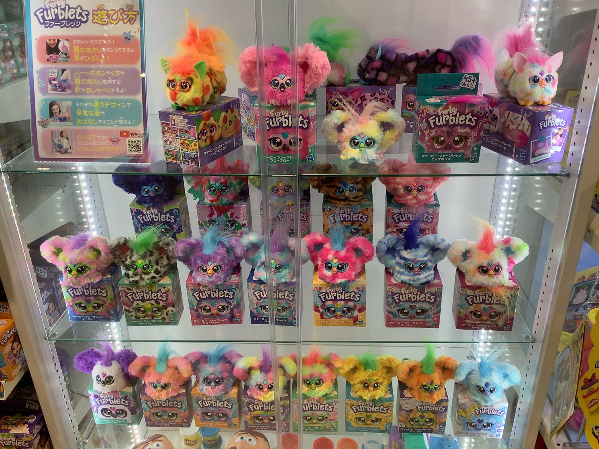Hasbro_Store_JP's tweet photo. 【#ららぽーと新三郷 店】

梅雨に咲いた朝顔のような、
綺麗でかわいい色とりどりの #ファービー 🌸

お試しスペースで気に入った花は積んで（有料）お持ち帰りいただいても…

ん？

あれ？？

違う違う！ヘイミスター！
早く出てらっしゃい！！

#トイストーリー
#TOYSTORY
#ハズブロ https://t.co/EyVrRsOv85