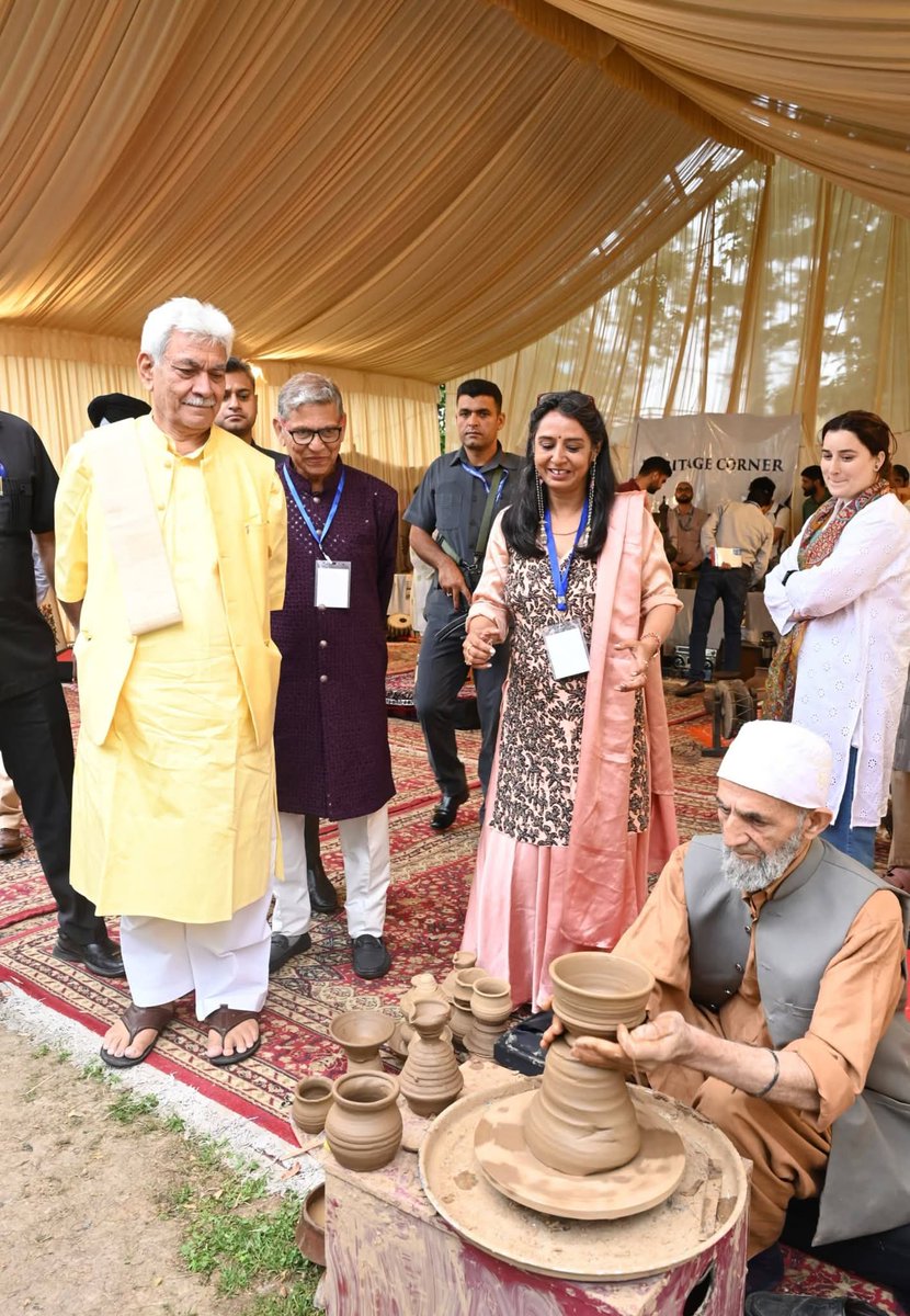 DailyWattan's tweet photo. Hon’ble LG Shri Manoj Sinha attended the Rang-e-Kashmir Cultural Festival in Srinagar, celebrating J&amp;K’s priceless handlooms and handicrafts. This vibrant event showcases the region’s rich artistic legacy and connects artisans with admirers from across the country. #RangEKashmir https://t.co/nrTp4ICz62