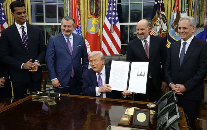 GETAnalysis's tweet photo. https://t.co/7yUie1RDfA: Perhaps more than anything else, #AI needs oversight the most. Nothing has the potential of wiping out humanity more than AI, not even nukes. #Trump caves to #Billionaire friend &amp; holds off on required oversight 

https://t.co/4nvBFuVjSh https://t.co/ErpS8FtPIW