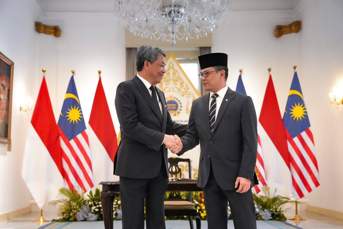 MalaysiaMFA's tweet photo. ° Foreign Minister Dato’ Seri Utama Haji Mohamad Bin Haji Hasan led the Malaysian delegation to the 17th Joint Commission for Bilateral Cooperation (JCBC) between Malaysia and the Republic of Indonesia, held in Jakarta, Republic of Indonesia on 4 June 2026.

° The meeting was co-chaired by the Foreign Minister and the Foreign Minister of the Republic of Indonesia, and serves as the principal bilateral mechanism between both countries to review, coordinate and advance cooperation across political and security, trade and economic, and socio-cultural matters.

° The 17th JCBC also serves as the substantive preparation towards the 14th Annual Consultation, which Malaysia will host in August 2026, reaffirming both countries’ shared commitment to deepening a stable, forward-looking and mutually beneficial bilateral relationship.

🇲🇾🤝🇮🇩

📸 Photo credit : FMO

#WismaPutra #HubunganDuaHala #MalaysiaIndonesia #BilateralRelations  #JCBC #DiplomasiMADANI #TaatSetia #MalaysiaMADANI