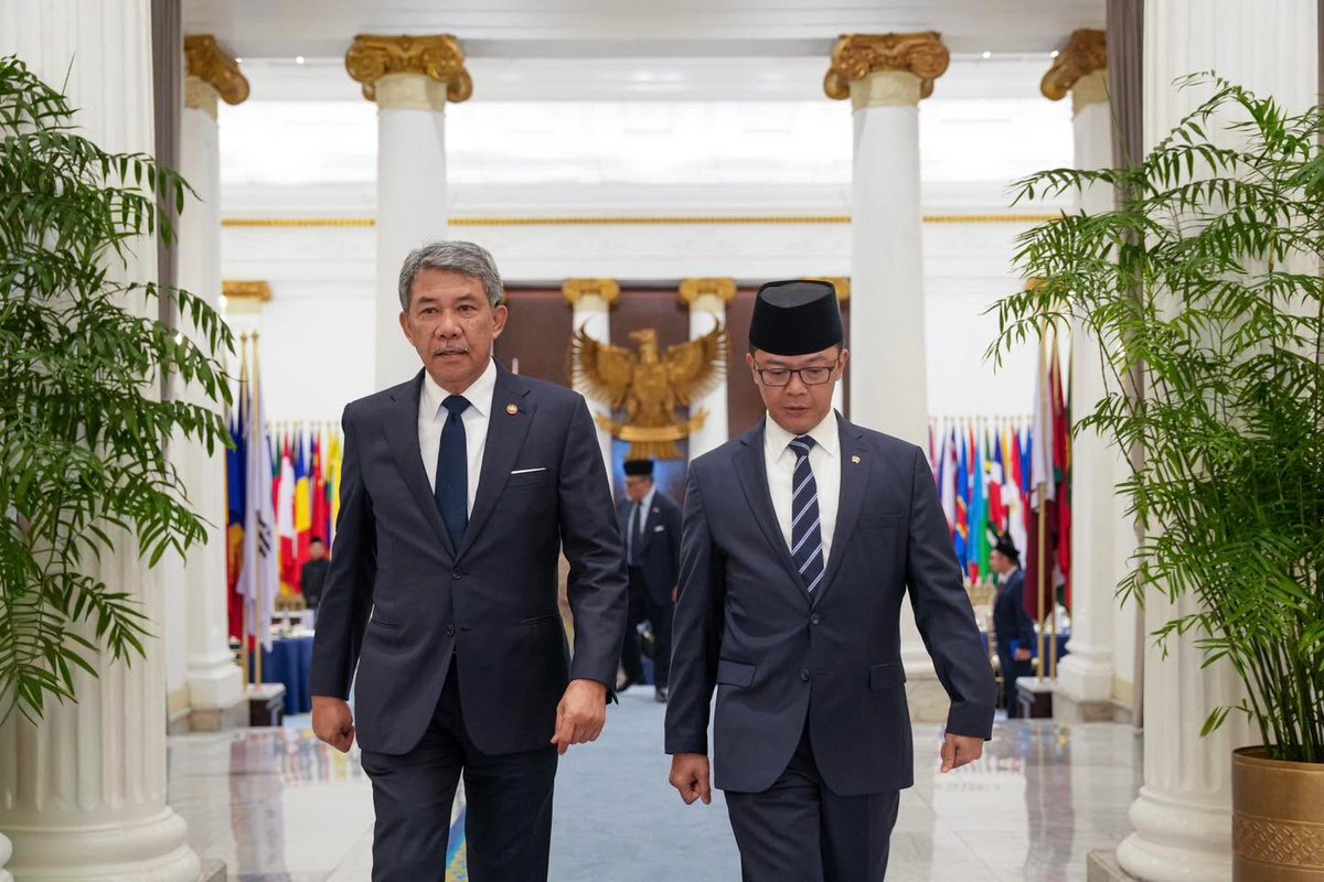 MalaysiaMFA's tweet photo. ° Foreign Minister Dato’ Seri Utama Haji Mohamad Bin Haji Hasan led the Malaysian delegation to the 17th Joint Commission for Bilateral Cooperation (JCBC) between Malaysia and the Republic of Indonesia, held in Jakarta, Republic of Indonesia on 4 June 2026.

° The meeting was co-chaired by the Foreign Minister and the Foreign Minister of the Republic of Indonesia, and serves as the principal bilateral mechanism between both countries to review, coordinate and advance cooperation across political and security, trade and economic, and socio-cultural matters.

° The 17th JCBC also serves as the substantive preparation towards the 14th Annual Consultation, which Malaysia will host in August 2026, reaffirming both countries’ shared commitment to deepening a stable, forward-looking and mutually beneficial bilateral relationship.

🇲🇾🤝🇮🇩

📸 Photo credit : FMO

#WismaPutra #HubunganDuaHala #MalaysiaIndonesia #BilateralRelations  #JCBC #DiplomasiMADANI #TaatSetia #MalaysiaMADANI