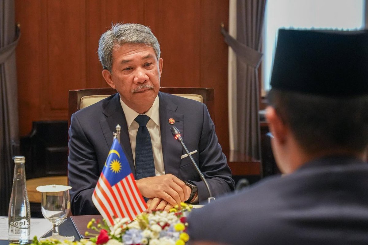 MalaysiaMFA's tweet photo. ° Foreign Minister Dato’ Seri Utama Haji Mohamad Bin Haji Hasan led the Malaysian delegation to the 17th Joint Commission for Bilateral Cooperation (JCBC) between Malaysia and the Republic of Indonesia, held in Jakarta, Republic of Indonesia on 4 June 2026.

° The meeting was co-chaired by the Foreign Minister and the Foreign Minister of the Republic of Indonesia, and serves as the principal bilateral mechanism between both countries to review, coordinate and advance cooperation across political and security, trade and economic, and socio-cultural matters.

° The 17th JCBC also serves as the substantive preparation towards the 14th Annual Consultation, which Malaysia will host in August 2026, reaffirming both countries’ shared commitment to deepening a stable, forward-looking and mutually beneficial bilateral relationship.

🇲🇾🤝🇮🇩

📸 Photo credit : FMO

#WismaPutra #HubunganDuaHala #MalaysiaIndonesia #BilateralRelations  #JCBC #DiplomasiMADANI #TaatSetia #MalaysiaMADANI