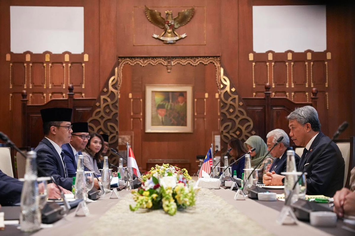 MalaysiaMFA's tweet photo. ° Foreign Minister Dato’ Seri Utama Haji Mohamad Bin Haji Hasan led the Malaysian delegation to the 17th Joint Commission for Bilateral Cooperation (JCBC) between Malaysia and the Republic of Indonesia, held in Jakarta, Republic of Indonesia on 4 June 2026.

° The meeting was co-chaired by the Foreign Minister and the Foreign Minister of the Republic of Indonesia, and serves as the principal bilateral mechanism between both countries to review, coordinate and advance cooperation across political and security, trade and economic, and socio-cultural matters.

° The 17th JCBC also serves as the substantive preparation towards the 14th Annual Consultation, which Malaysia will host in August 2026, reaffirming both countries’ shared commitment to deepening a stable, forward-looking and mutually beneficial bilateral relationship.

🇲🇾🤝🇮🇩

📸 Photo credit : FMO

#WismaPutra #HubunganDuaHala #MalaysiaIndonesia #BilateralRelations  #JCBC #DiplomasiMADANI #TaatSetia #MalaysiaMADANI